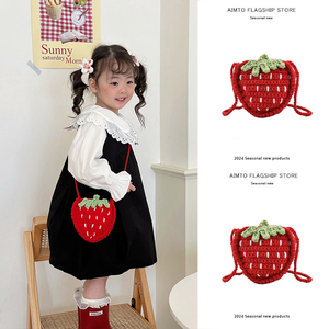 夏季儿童针织草莓包包女2024新款针织迷你可爱毛线编织斜挎包
