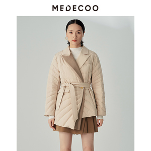 MEDECOO/墨蒂珂2023冬季新款修身系带双层领白鸭绒羽绒服MHD11105