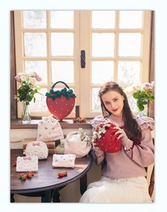 日系Maison花之家可爱新款时尚水果草莓珍珠束口袋贝壳化妆包