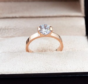 钛钢 14k玫瑰金戒指 稍粗戒圈 稍大钻 戒指  质量很好 不易褪色