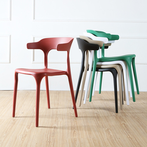 北欧ins塑料椅靠背家用可叠放餐椅咖啡厅椅会议洽谈牛角椅设计师