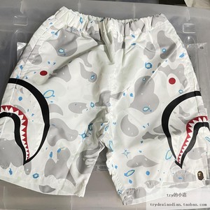 现货 BAPE SPACE CAMO SHARK SHORTS 侧面 星空鲨鱼沙滩短裤 童装