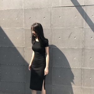 韩版ins包臀裙女性感中长款时尚开叉短袖露背打底连衣裙小众设计