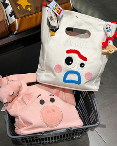迪士尼帆布包包女2023新款大容量搞怪表情草莓熊手提包休闲斜挎包