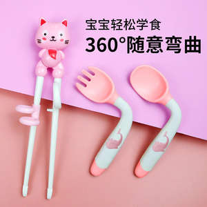 宝宝学吃饭训练勺子可弯曲勺叉婴儿家用10个月粉色筷子围兜弯头勺