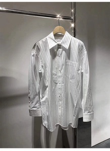 大王23春夏新款小众设计感宽松水钻条纹白色长袖衬衫女网红上衣潮
