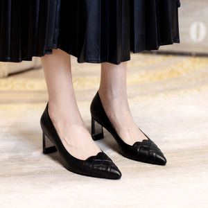 卡美多2022秋新款手工编织软皮中跟女鞋透明水晶跟尖头单鞋女通勤