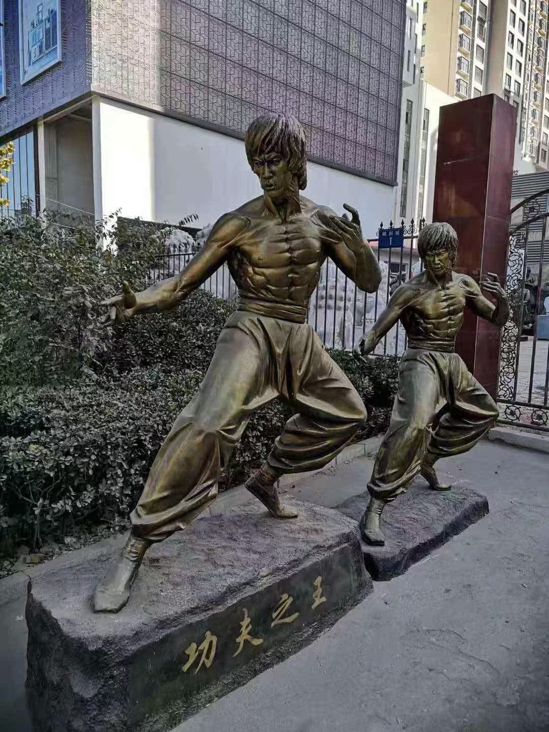 功夫影星李小龙铸铜雕像定制练武人物玻璃钢雕塑武术馆文化雕塑