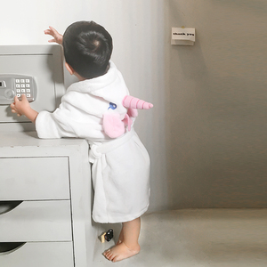 2018年新款法兰绒2-3-4-5岁男女宝宝独角兽洗澡带帽儿童浴袍睡衣