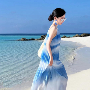 渐变蓝连衣裙女夏设计感百褶吊带裙马尔代夫三亚海边度假沙滩裙子