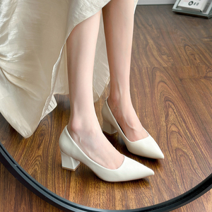 法式米白色高跟鞋女2024年新款气质软皮不累脚职业浅口粗跟单鞋女