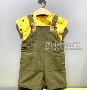 韩国帅气男童装夏装小雨伞宝宝黄色洋气短袖T恤+军绿背带短裤套装
