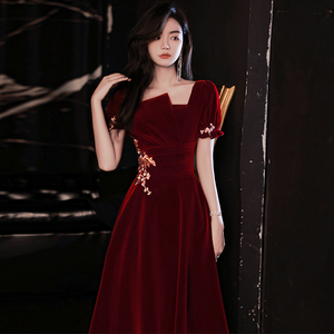 新娘酒红色敬酒服2022新款平时可穿中式绣花女礼服订婚回门连衣裙