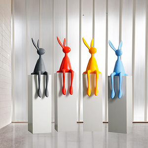 现代卡通彩色坐姿兔子雕塑摆件儿童房酒店吧台会所售楼处桌面装饰