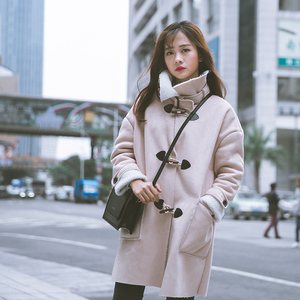 韩版冬装中长款鹿皮绒大衣羊羔毛外套女牛角扣加厚  藕粉色