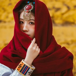 大西北旅游披肩西藏青海湖旅游拍照纯色红围巾女冬季保暖斗篷披风