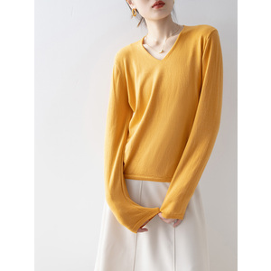 秋季穿搭新款女装杏黄色v领针织衫高级设计感秋冬毛衣打底衫上衣