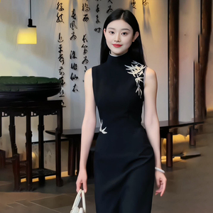 新中式旗袍改良年轻款少女中国风禅意黑色绣花高领无袖连衣裙女夏
