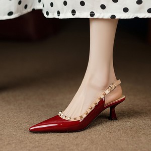 包头凉鞋女夏季2024新款漆皮铆钉优雅性感猫跟细跟尖头红色高跟鞋