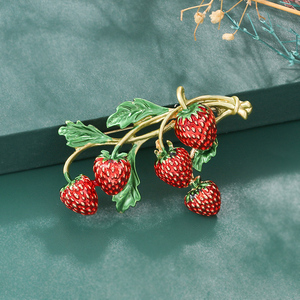 欧美复古草莓水果胸针仿珐琅彩优雅滴油别针女西装大衣创意配饰品