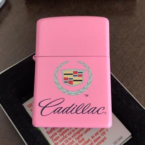 原装zippo汽车24302粉色哑漆凯迪Cadillac Pink世界名车标志B/08