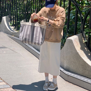 圆领卡其色卫衣配半身裙的穿搭高腰一步裙长裙子两件套搭配套装秋