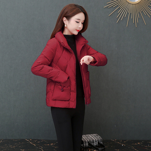 短款红色喜庆羽绒服女冬装2023年新款韩版小个子中年妈妈休闲外套