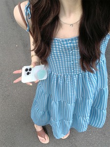 蓝色高级感格纹吊带连衣裙女夏季小众设计感显瘦短款度假背心长裙
