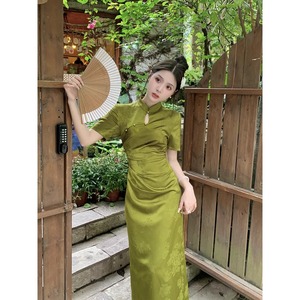 新中式国风改良旗袍连衣裙女夏季高级感法式短袖绿色缎面礼服长裙