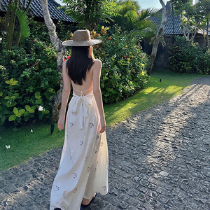 法式三亚海边度假沙滩裙泰国云南旅游拍照超仙森系挂脖小众连衣裙