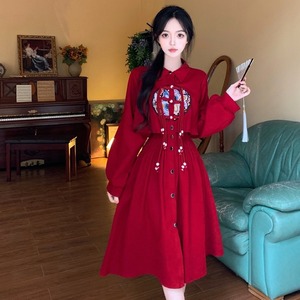 大码新中式国风刺绣红色连衣裙女春秋装设计感收腰显瘦长袖衬衫裙