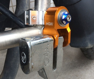 摩托车碟刹车U型锁改装护杠锁架夹具锁架250地平线后货架挂锁支架