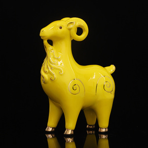 黄色陶瓷羊摆件风水招财12生肖山羊家居镇宅补角客厅办公室装饰品