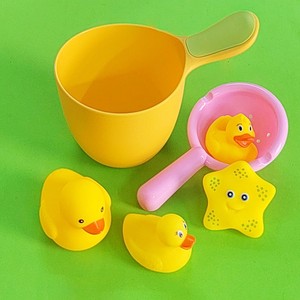 儿童戏水婴幼儿洗澡游泳馆浴室游水小黄鸭玩用具勺子洗头杯套装宝