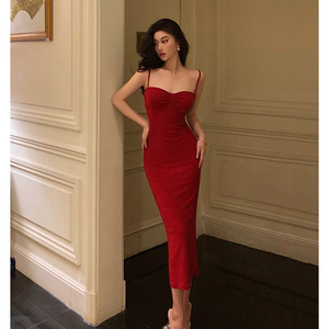 戈芙瑅 细闪红色吊带连衣裙女2024新款纯欲复古气质修身包臀长裙