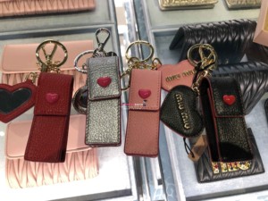 专柜 miumiu缪缪 19新款 黑色爱心口红包 带镜子钥匙扣 包包挂件
