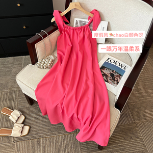 广州十三行高端玫粉色无袖吊带连衣裙女夏季2024年度假风沙滩裙子