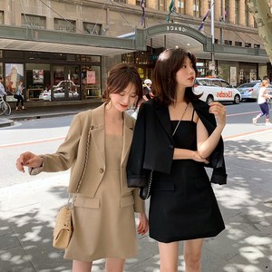 于momo2019春装新款气质职业套装洋气时尚小西装半身裙两件套韩版