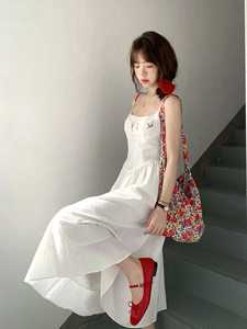 新中式白色吊带连衣裙女夏刺绣设计气质收腰显瘦海边度假吊带长裙