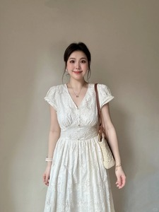 法式白色v领刺绣镂空连衣裙夏季小个子高端精致气质a字收腰长裙子