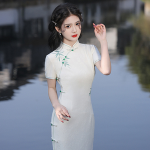 白色旗袍2024年夏季新款新中式改良中长年轻款高端气质中国风刺绣