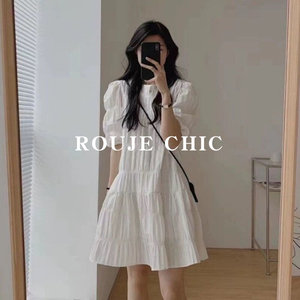 法国Rouje Chic法式褶皱白色连衣裙女夏季泡泡袖减龄宽松显瘦短裙