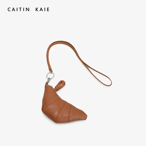 CAITIN KAIE 牛角包女春夏2024新款羊皮迷你可颂零钱包挂绳饺子包