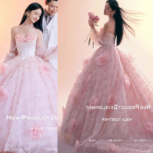 影楼拍照主题服装情侣写真室内粉色花朵吊带婚纱蕾丝摄影拖尾礼服