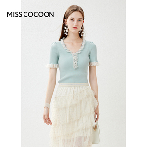 MISSCOCOON24夏季新款小香风撞色木耳边V领珍珠装饰扣毛针织衫