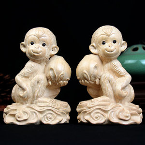 桃木小猴子摆件整料原木木雕灵猴献寿桃桌面摆件饰品