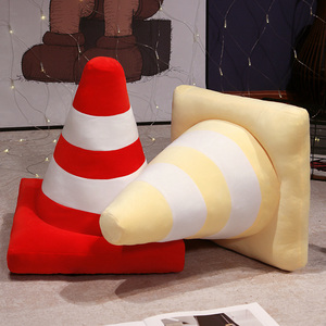 仿真交通锥路障锥形桶毛绒玩具抱枕彩色安全锥道具消防儿童玩偶