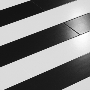 强化复合木地板黑色白色地板12mm环保耐磨厂家直销个性服装店地板