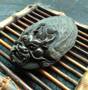 龟背图千年风化新疆戈壁玉阿拉善玛瑙大师手工雕刻龙龟手把件孤品