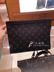 LV/路易威登2024男士Pochette Voyage 中号老花手拿包男包M61692